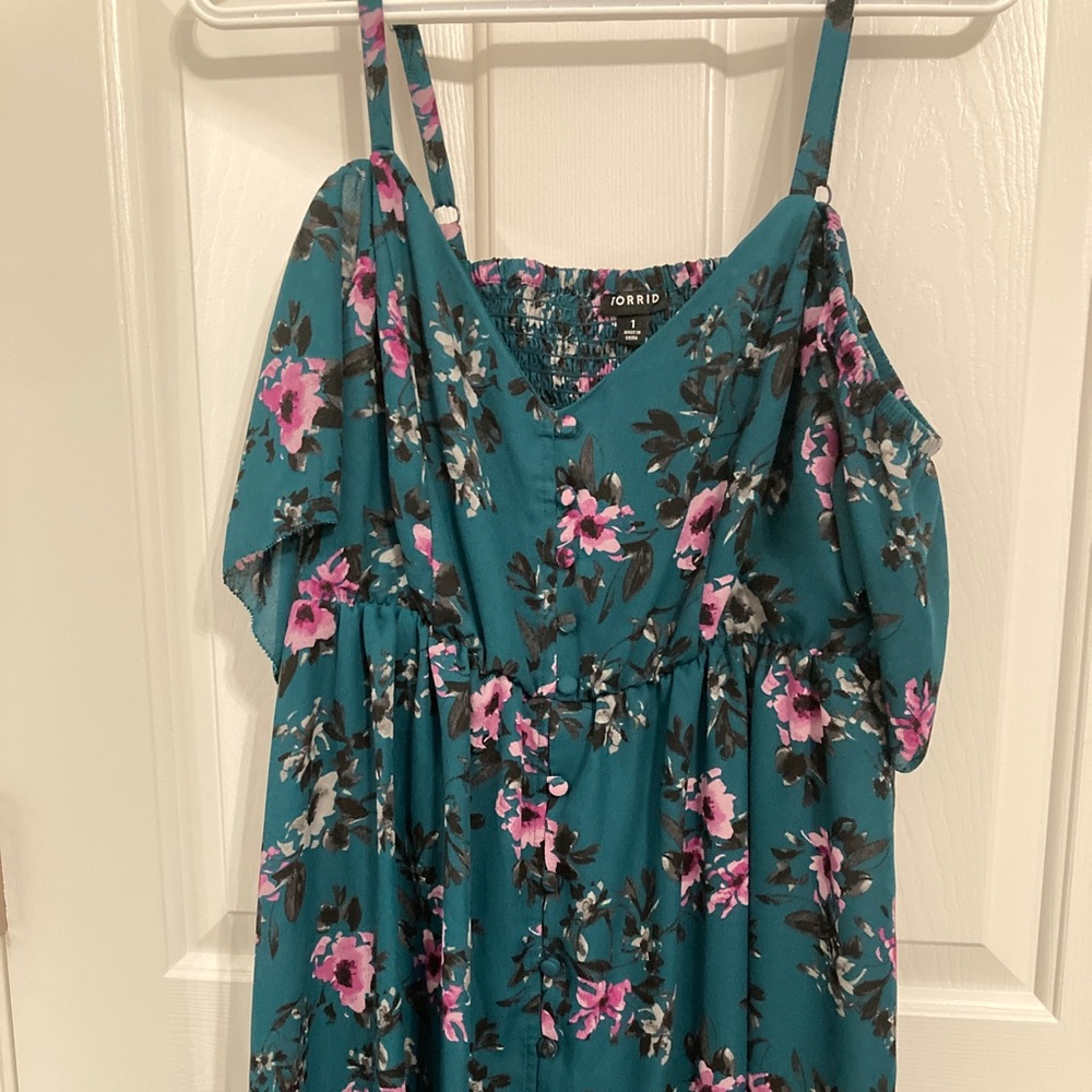 EUC Torrid cold shoulder floral top